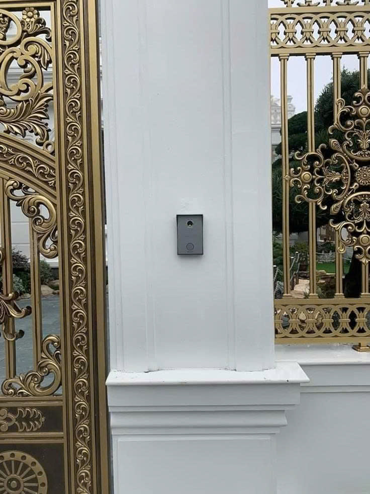 Nút chuông cửa ghi hình ngoài trời BasIP AV-03D lắp đặt tại cổng Biệt thự Hà Nam