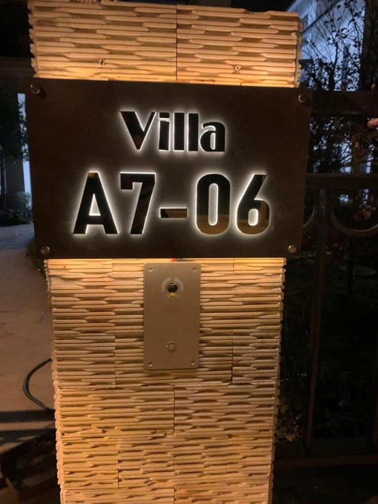 Nút chuông cửa ghi hình ngoài trời BasIP AV-04FD lắp đặt tại cổng biệt thự Xanh Villas