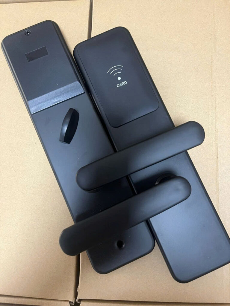 Hình ảnh lắp đặt thực tế khóa thẻ từ Pulmos PLS-WX02 trên cửa gỗ căn hộ khách sạn sang trọng.