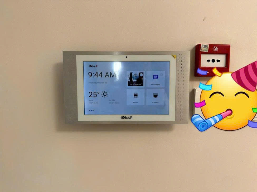 Màn hình cảm ứng nội bộ BasIP AT-10 lắp đặt bên trong căn hộ Hanjadin