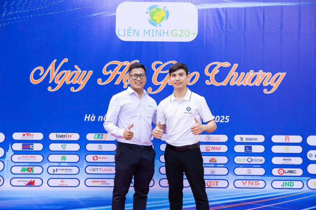 Đại diện Công Ty TNHH Công Nghệ Mắt Xanh giao lưu và kết nối với các doanh nghiệp tại Ngày hội Giao thương Liên Minh G20