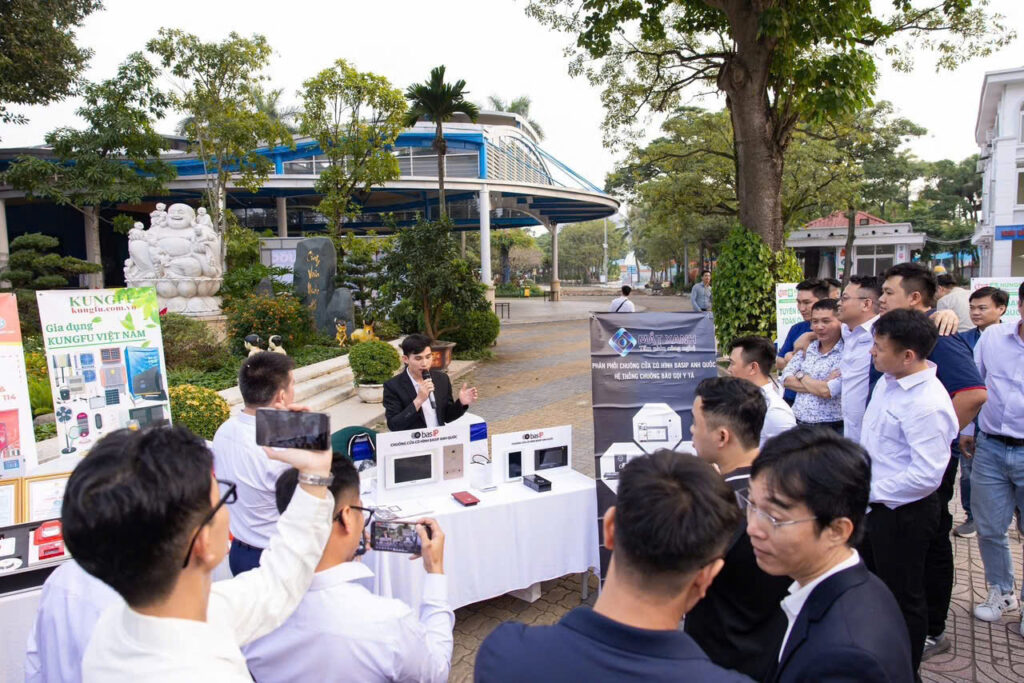 Đại diện Công Ty TNHH Công Nghệ Mắt Xanh giới thiệu doanh nghiệp tại Ngày hội Giao thương Liên Minh G20