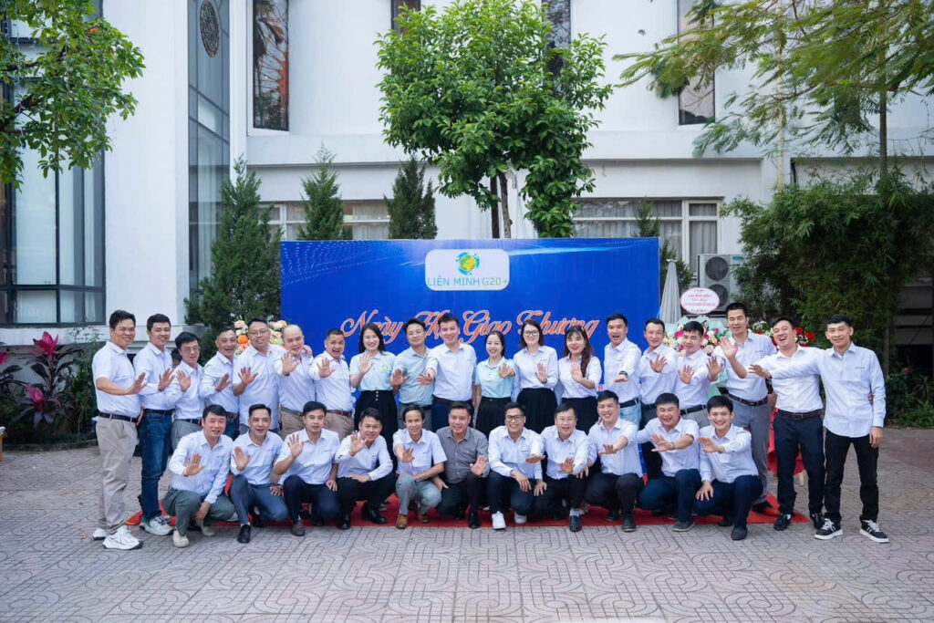 Đại diện Công Ty TNHH Công Nghệ Mắt Xanh chụp ảnh lưu niệm tại Ngày hội Giao thương Liên Minh G20